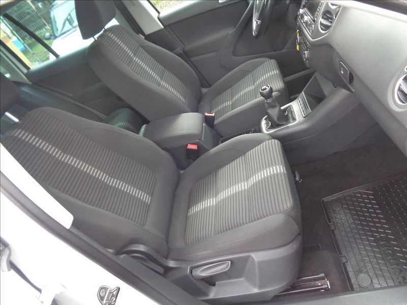 Volkswagen Tiguan 2,0 - fotka 15 z 17