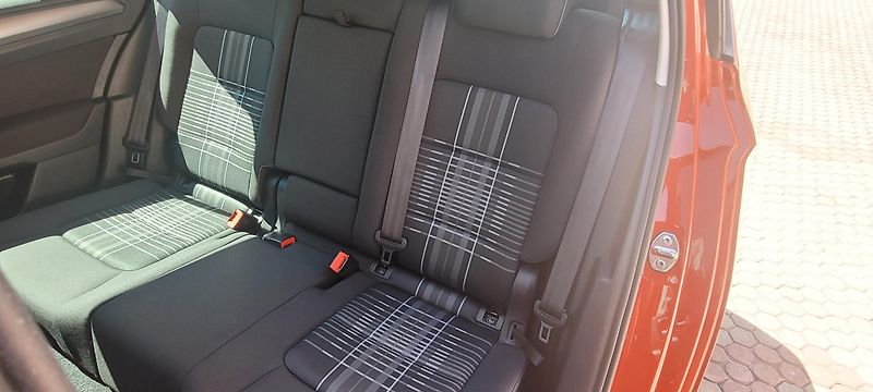 Volkswagen Golf Sportsvan (2015) 1,2TSi 81kW benzín „Lounge“ - fotka 12 z 41