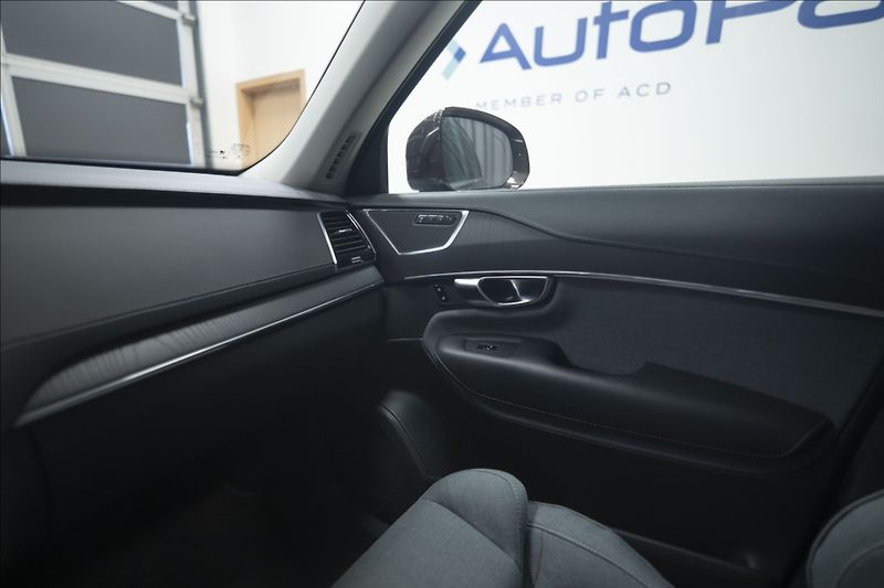 Volvo XC90 2,0 B5 AWD INSCRIPTION 7 MÍST - fotka 23 z 47