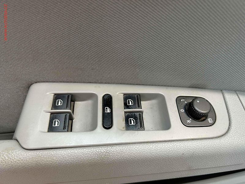 Škoda Superb (2012) 2.0 TDI 4x4, ČR, DSG, výhřev - fotka 11 z 15