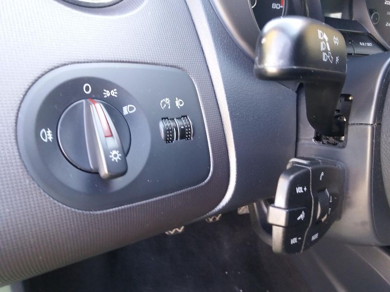 Seat Ibiza 1.4 16V,63kW,NAVI,DIG.KLIMA!! - fotka 32 z 37