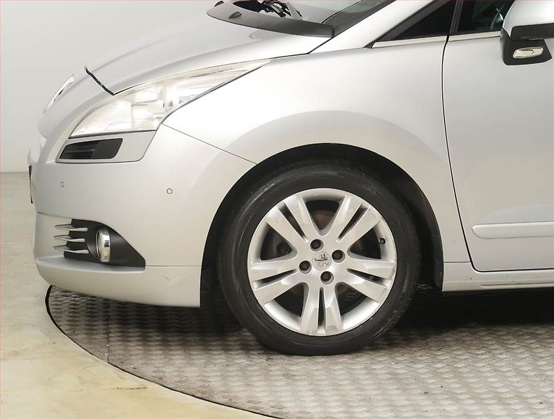 Peugeot 5008 (2011) 2.0 HDI, Navi, Tempomat - fotka 15 z 25