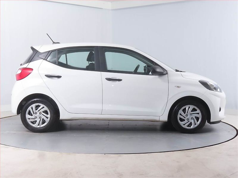 Hyundai i10 (2021) 1.0, Tempomat, Park. senzory - fotka 6 z 13