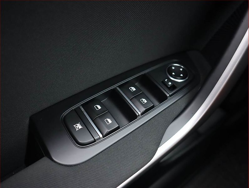 Kia Ceed (2023) Silver 1.5 T-GDI - fotka 13 z 20