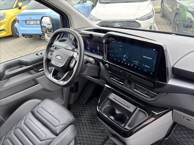 Ford Tourneo Custom 2,0 EcoBlue Titanium 125kW L1 - fotka 20 z 44