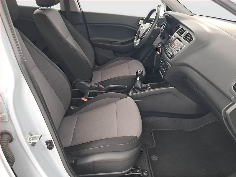 Hyundai i20 (2019) 1.2, Serv.kniha, Park. senzory - fotka 9 z 16