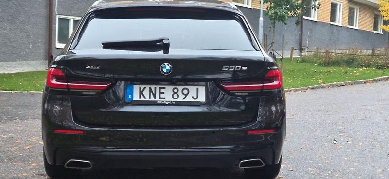 BMW Řada 5 530e xDrive Bílý interiér Taž. - fotka 10 z 25