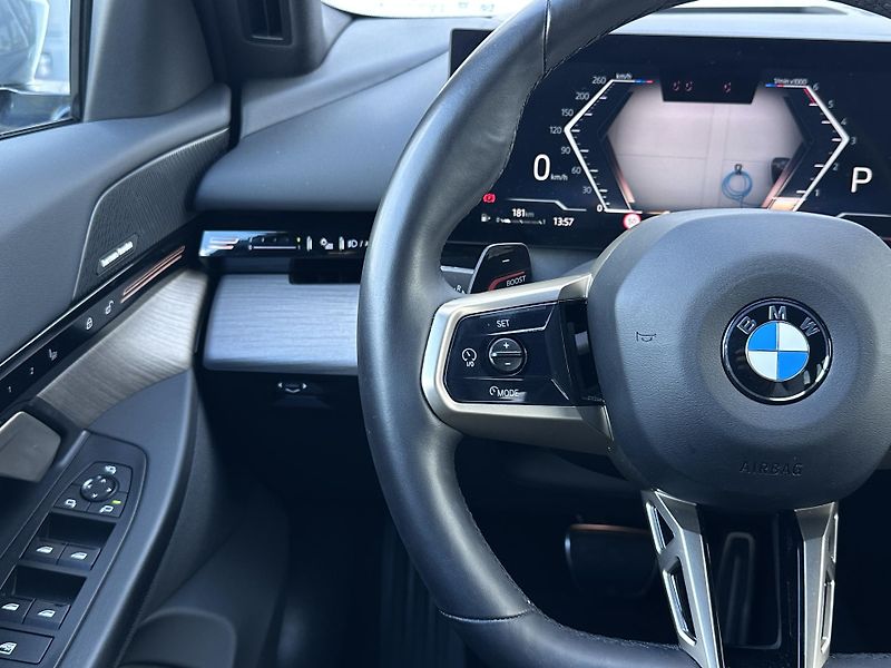BMW Řada 5 540d xDrive Touring M-Sport - fotka 11 z 35