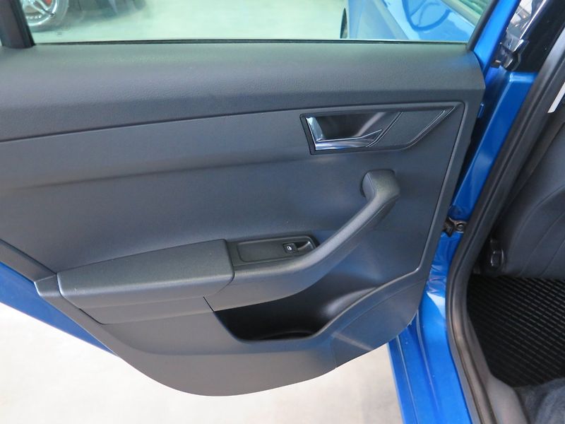 Škoda Fabia (2021) 1.0TSI,kamera,klima,výhřev, - fotka 17 z 26