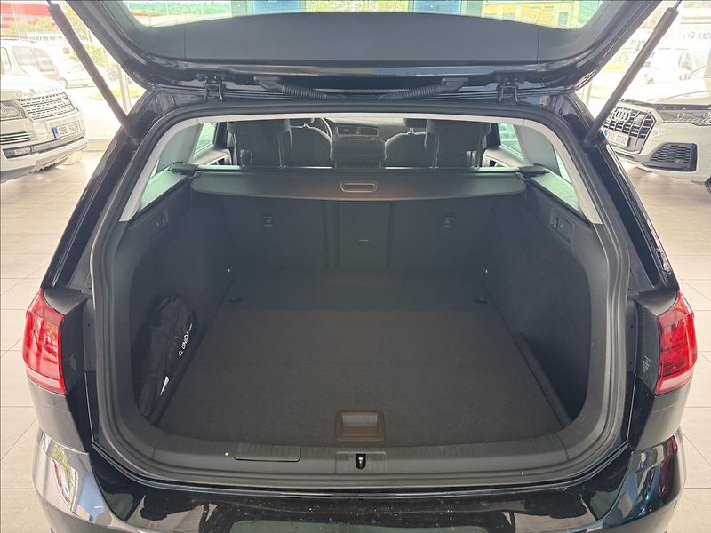 Volkswagen Golf 1,6   TDI 85kW,1.MAJ,SERVISKA - fotka 26 z 28
