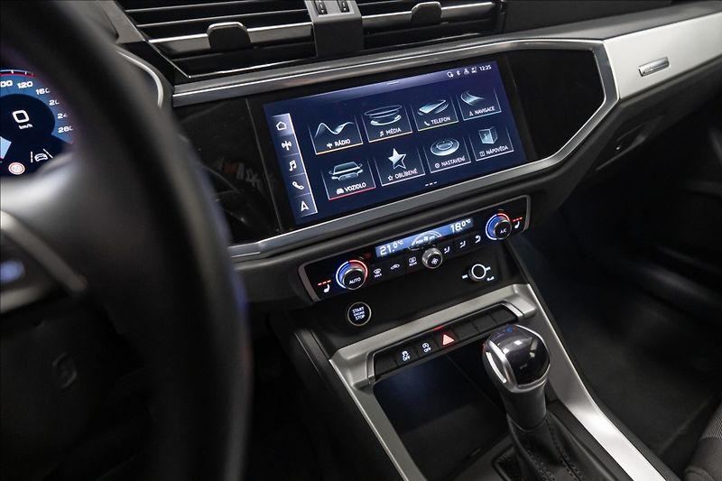 Audi Q3 1,5 35 TFSI S-LINE NAVI VÝHŘEV - fotka 20 z 37