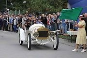 Na akci Jízda do vrchu a výstava historických vozidel se představilo na tři sta automobilů a motocyklů.