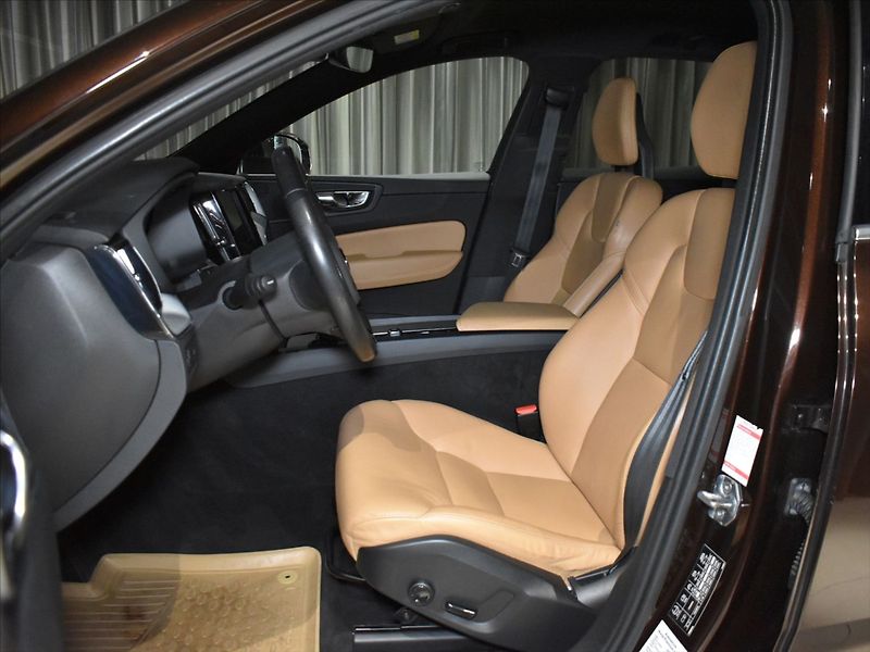 Volvo XC60 2,0 D4 AWD Momentum Tažné,BLIS - fotka 8 z 20