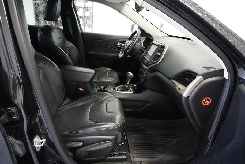Jeep Cherokee 3,2I V6 LIMITED 4X4 AUT. - fotka 24 z 30