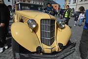 Stovka nablýskaných motocyklů a automobilů předválečné a meziválečné éry vyrazila v neděli z Horního náměstí v Přerově na spanilou jízdu regionem. Nejstarší účastnicí byla 88letá Libuše Šulcová. Vyrazila na motocyklu BSA 770 se sidecarem z roku 1928.