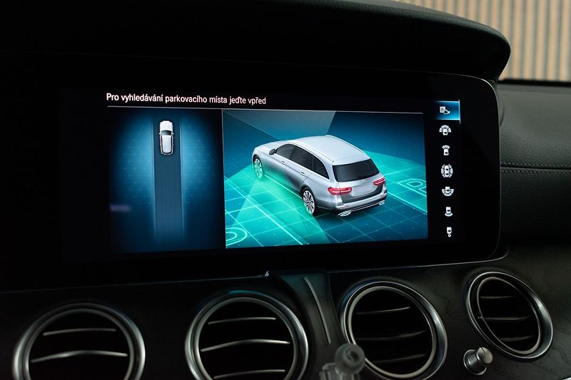 Mercedes-Benz Třídy E E 220d AMG*4MATIC*TAŽNÉ*ACC*ČR - fotka 28 z 52