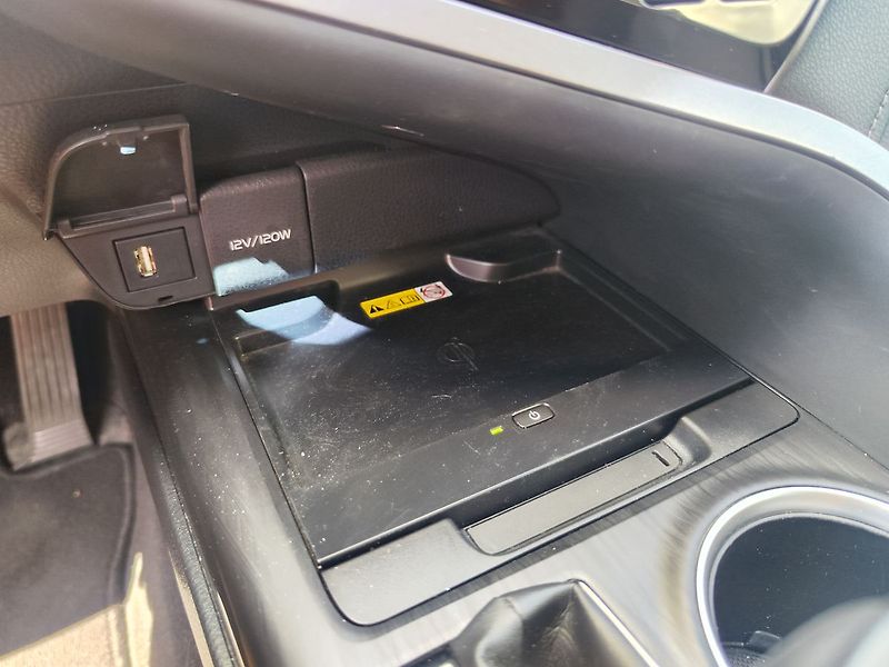 Toyota Camry 2.5 HEV/160kW Executive e-CVT - fotka 22 z 35