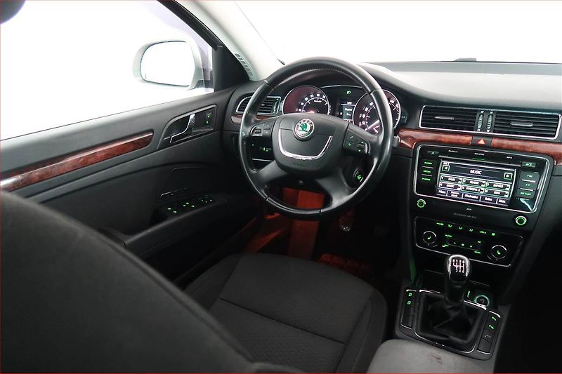 Škoda Superb (2012) Elegance 2.0 TDI, Xenony - fotka 7 z 17