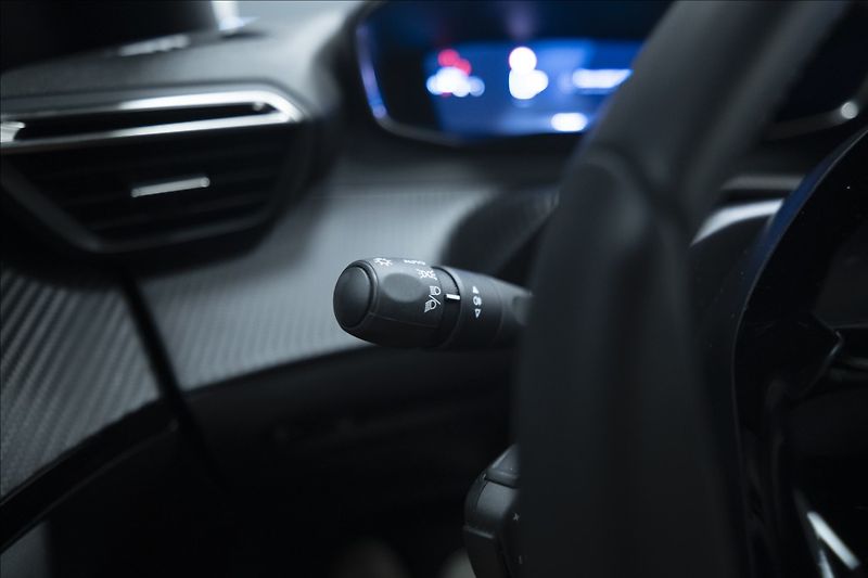 Peugeot 2008 1,2 HYBRID AT KAMERA 360° ČR - fotka 26 z 43