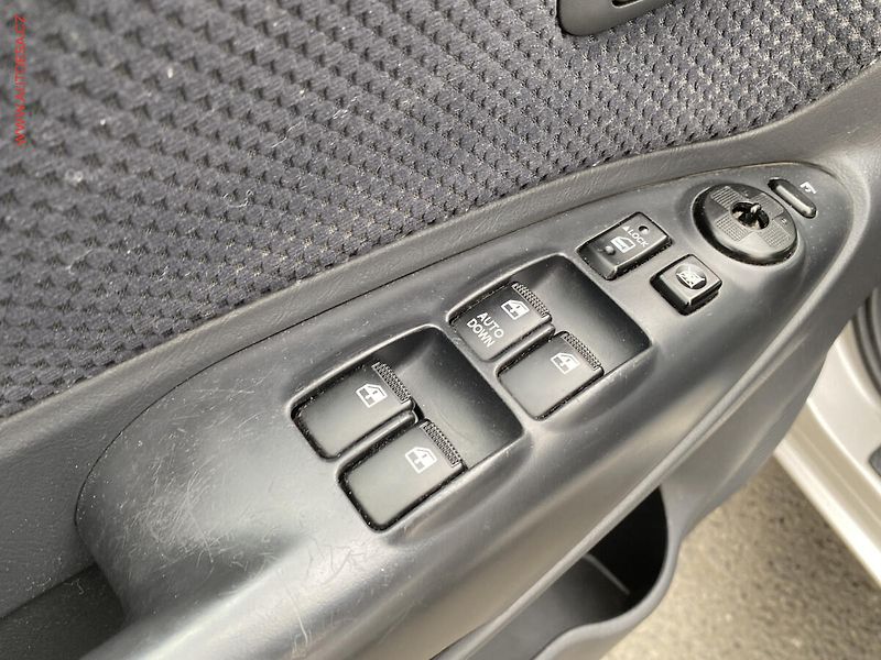 Hyundai Tucson (2008) 2.0i, AC, el. výbava - fotka 13 z 15