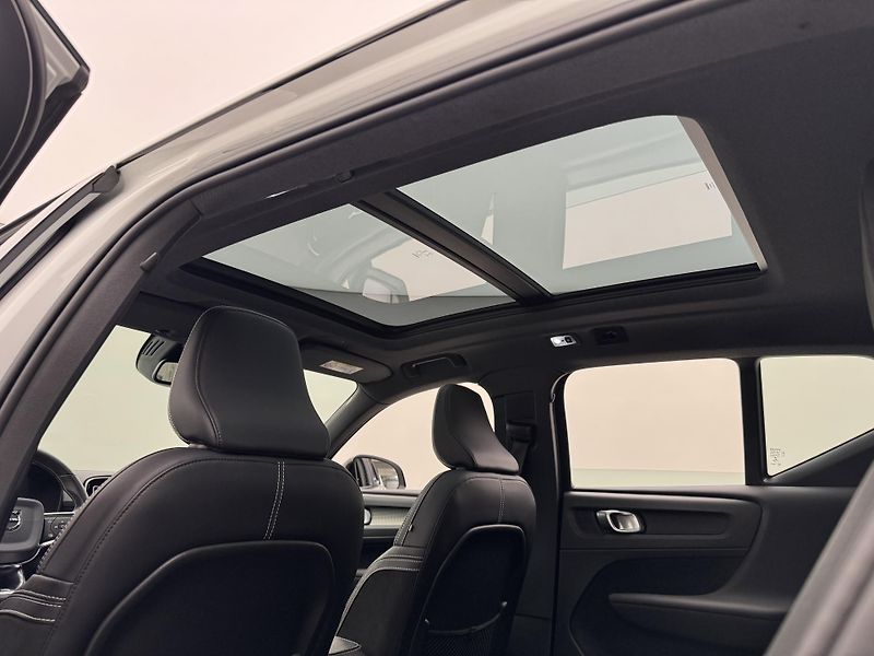 Volvo XC40 D4 AWD R-DESIGN AUT  - fotka 29 z 40