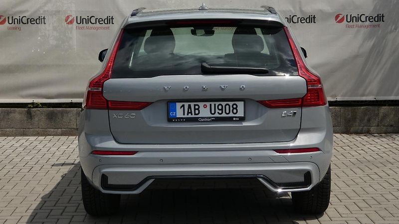 Volvo XC60 B4 mHEV AWD Plus Dark - fotka 4 z 23