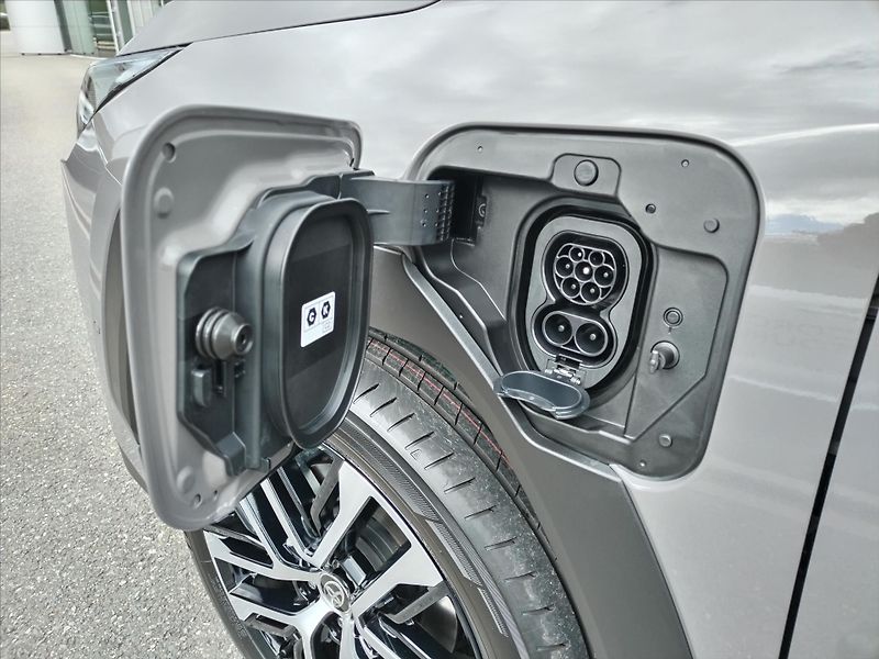 Toyota RAV4 2.5 PLUG IN HYBRID e-CVT AWD - fotka 11 z 18