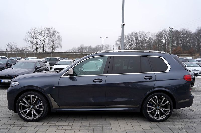 BMW X7 M50i xDrive/AT9/22/ČR/530 PS - fotka 3 z 49