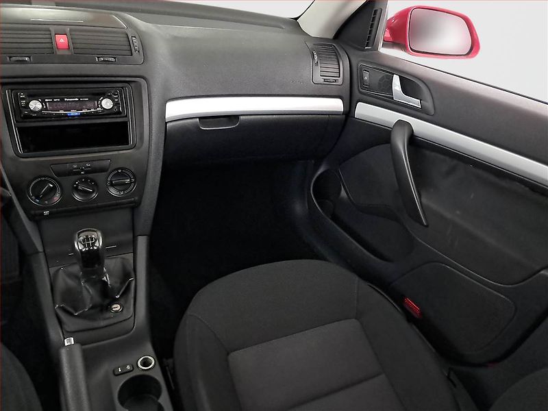Škoda Octavia (2008) 1.6, po STK, rezervace - fotka 8 z 16