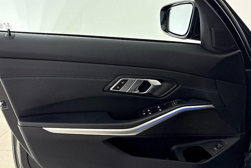 BMW Řada 3 330d xDrive - fotka 16 z 26