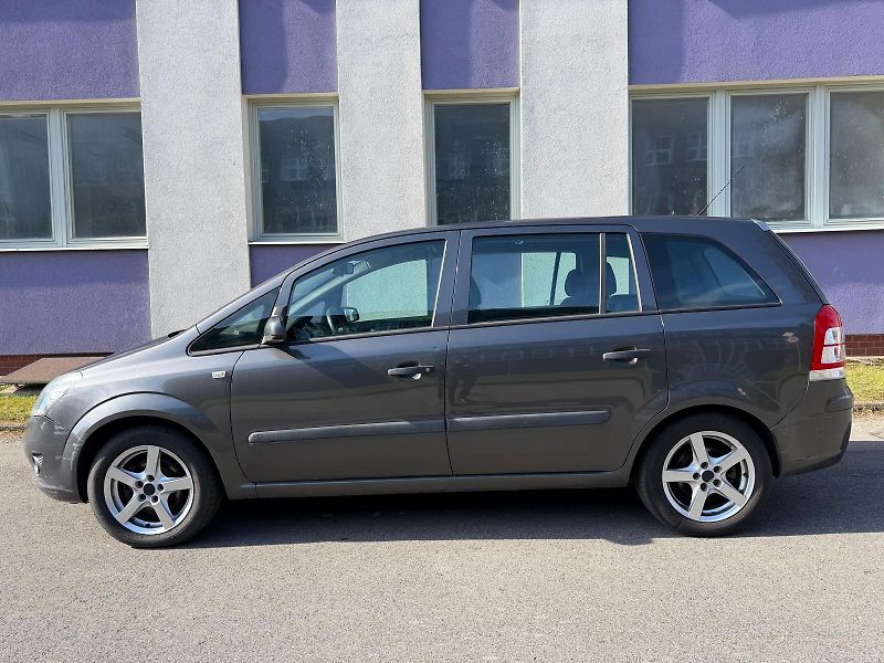Opel Zafira 1,6 16V 7- místný + pneu  - fotka 2 z 24