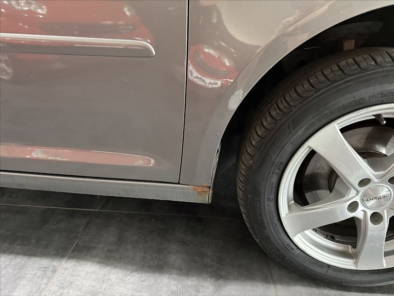 Volkswagen Touran 1,6   TDI 77KW VÝHŘEV TAŽNÉ - fotka 7 z 19