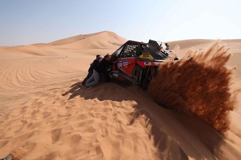 Účastníci Rallye Dakar zdolávají obrovské duny