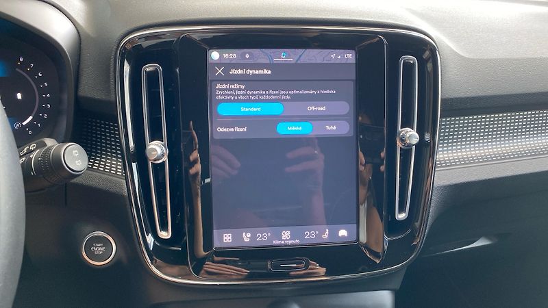 Volvo XC40 PLUS DARK, B4 AWD, 145+10 kW / - fotka 28 z 38
