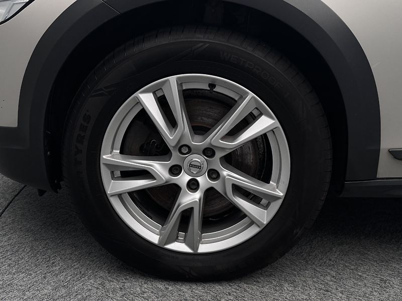 Volvo V90 CC D4 AWD MOMENTUM AUT - fotka 46 z 46