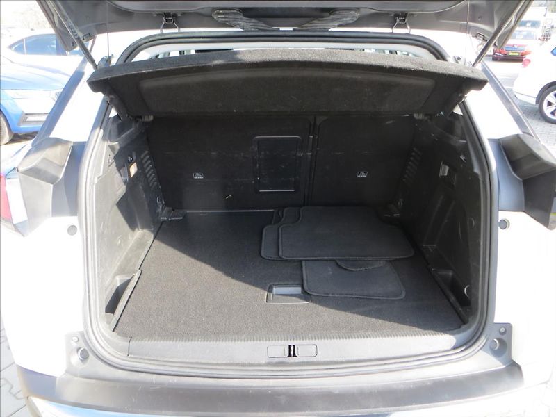 Peugeot 3008 1,5 BlueHDi AUT ACTIVE ČR - fotka 7 z 23
