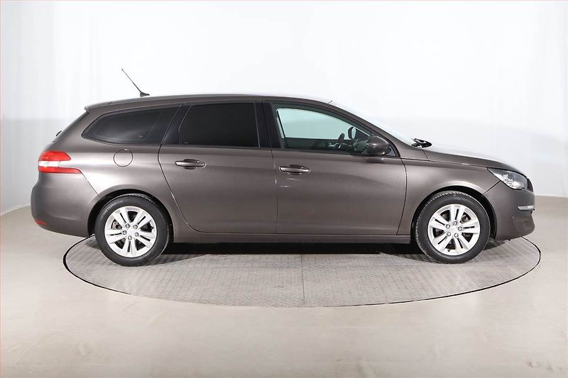 Peugeot 308 (2015) 1.6 e-HDi, Navi, Tempomat - fotka 6 z 21