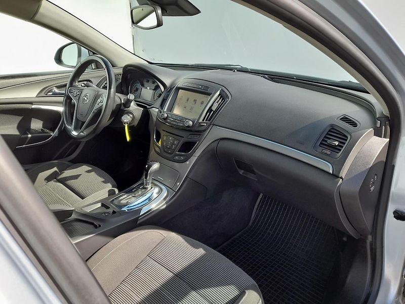 Opel Insignia SPORTS TOURER SW             1 - fotka 17 z 20