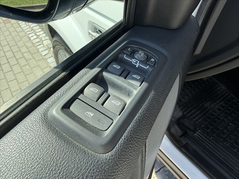 Land Rover Discovery 3,0 4 TDV6 HSE - fotka 9 z 23