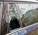 Rozbitá okna automobilů se vyskytla v mnoha částech Jablonce nad Nisou.