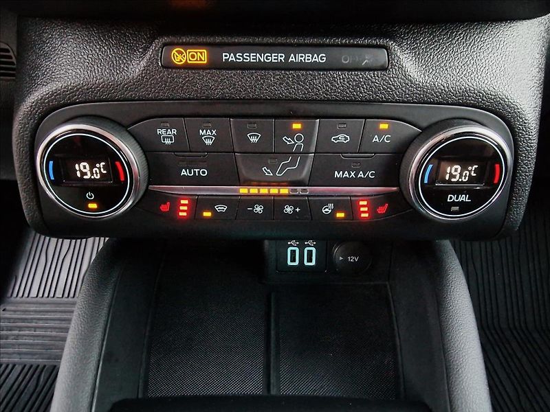 Ford Focus 1.5TDCI Titanium,ČR,1.Majitel - fotka 31 z 46