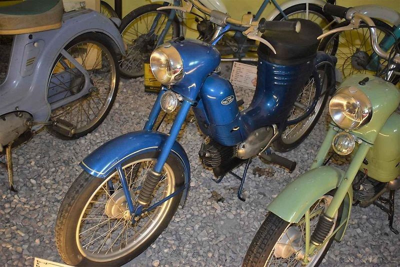 Jawa 550 se nejčastěji lakovala barvou červená třešeň