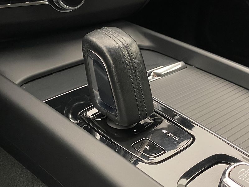 Volvo XC60 B4 AWD MOMENTUM REZERVACE - fotka 27 z 47