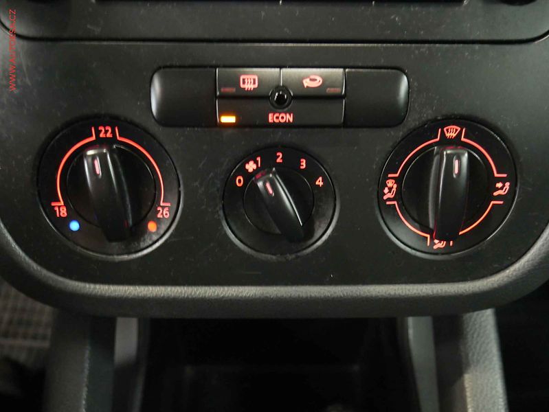 Volkswagen Golf (2005) 1.6, AC, el. výbava - fotka 13 z 14