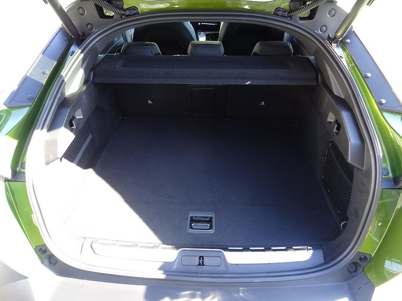 Peugeot 408 (2026) GT Plug-in HYBRID 240 e-DCS7 - fotka 13 z 55