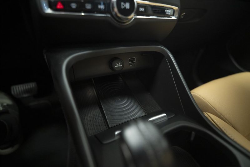 Volvo XC40 2,0 D4 AWD NAVI KAMERA TAŽNÉ - fotka 40 z 46