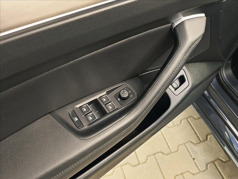 Volkswagen Passat VIII 1,4TSi DSG Highline - fotka 13 z 56