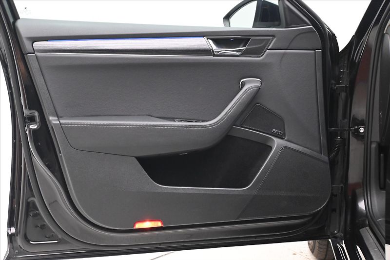 Škoda Superb 2,0 TDI 110 kW DSG Style Záruk - fotka 25 z 32