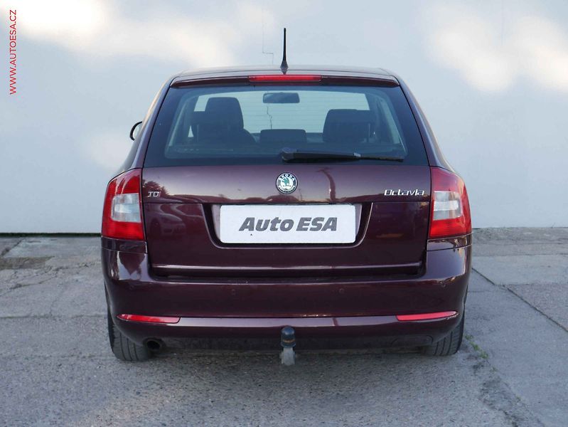 Škoda Octavia (2011) 2.0TDi, ČR, Elegance - fotka 5 z 20