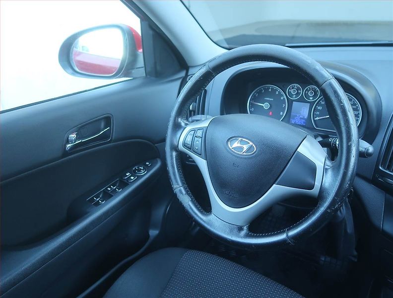 Hyundai i30 (2011) 1.6 CVVT, nová STK - fotka 7 z 14